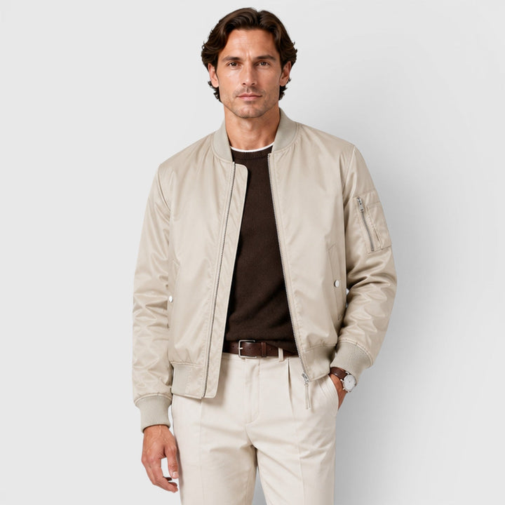 Mężczyzna w eleganckiej męskiej kurtce bomber w kolorze khaki