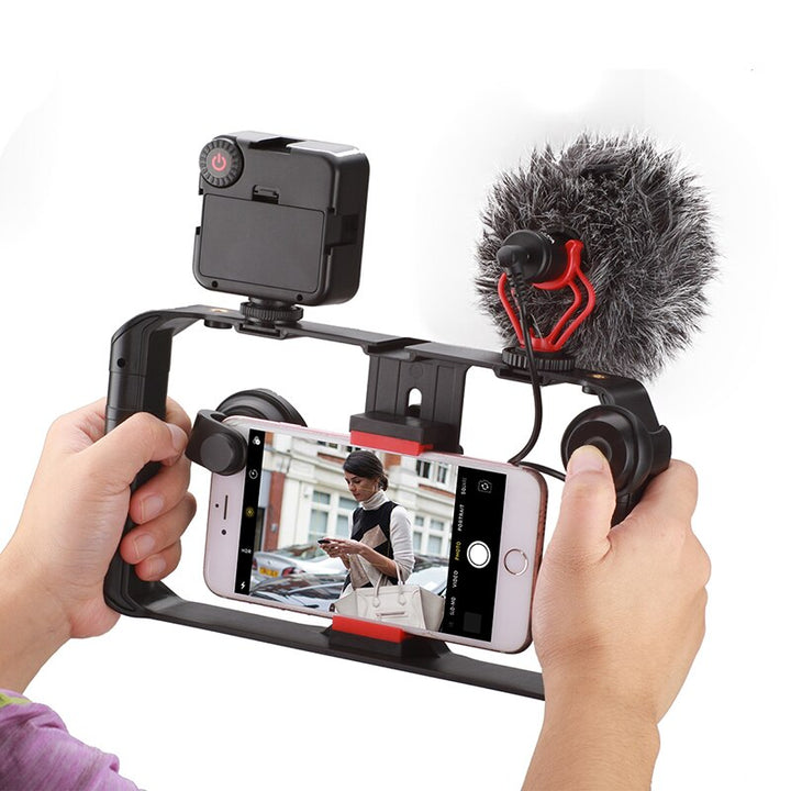 Widok z bliska na telefon zamocowany w stabilizatorze wideo z klipsem