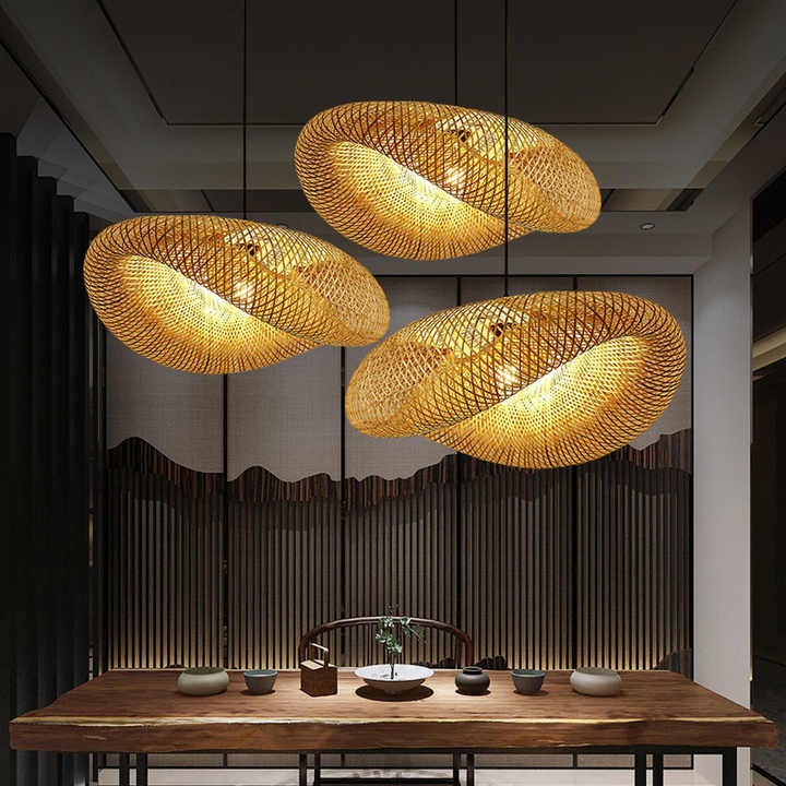 Naturalna, ręcznie wykonana bambusowa lampa wisząca boho. Designerskie oświetlenie sufitowe do wnętrz.