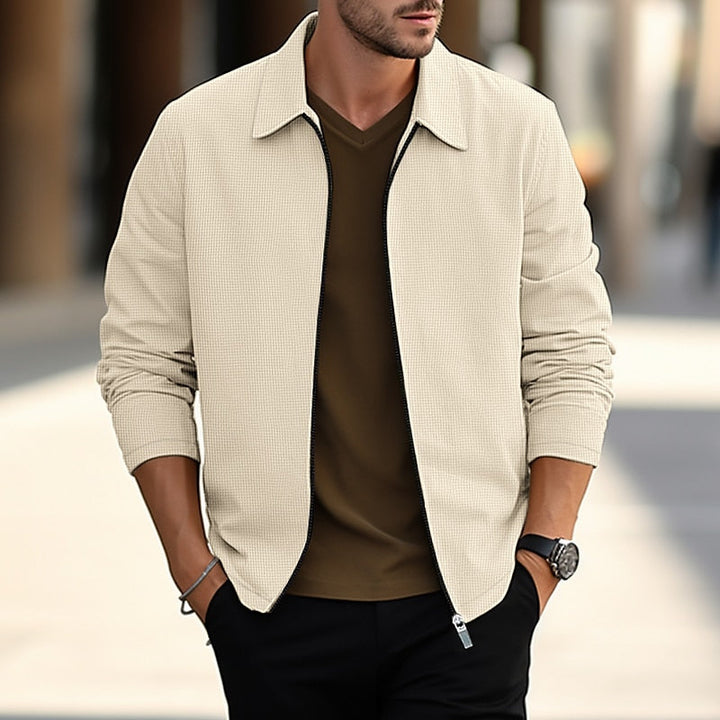 Mężczyzna w eleganckiej koszuli z zamkiem Winston w kolorze khaki
