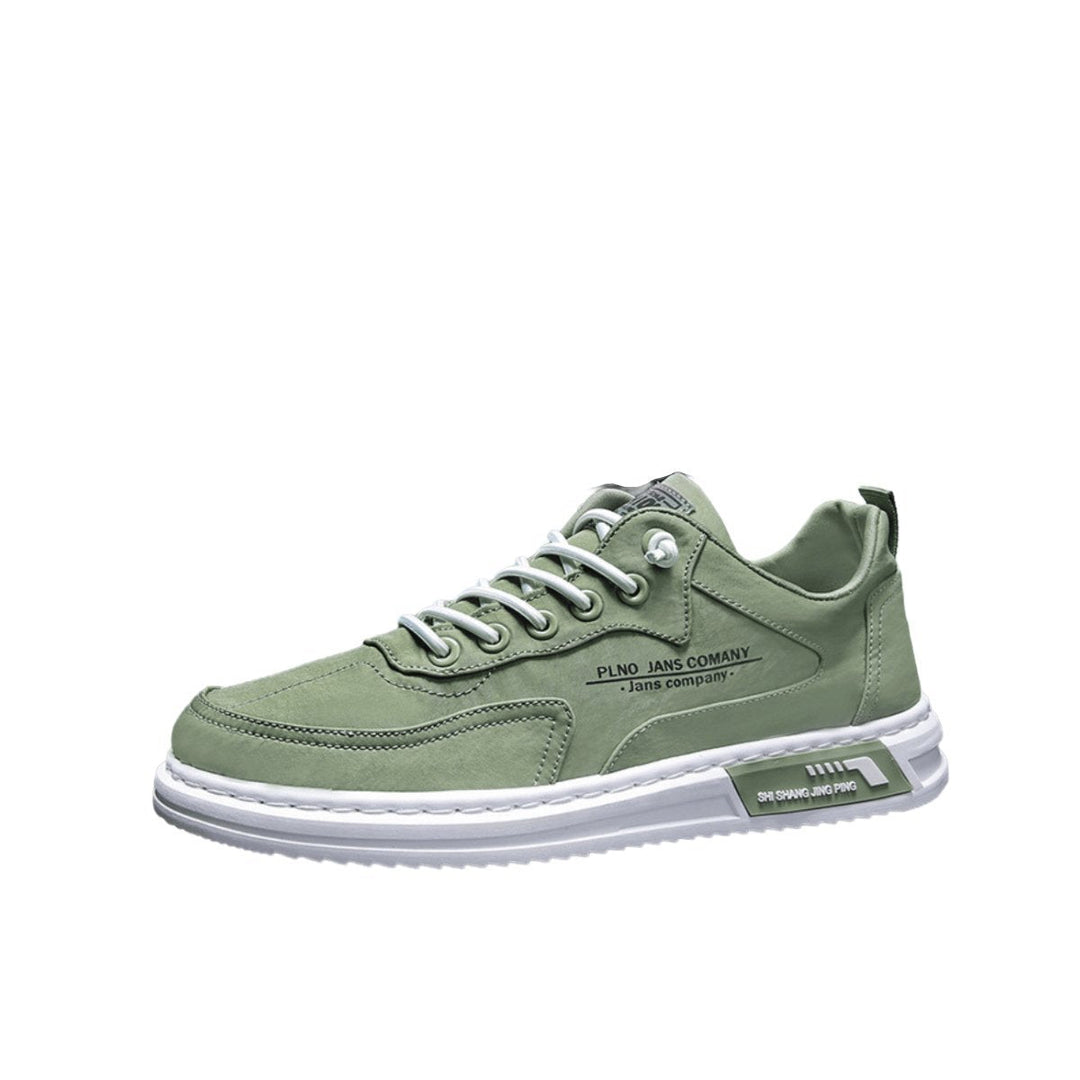 Zielone męskie sneakersy z białą podeszwą na jasnym tle
