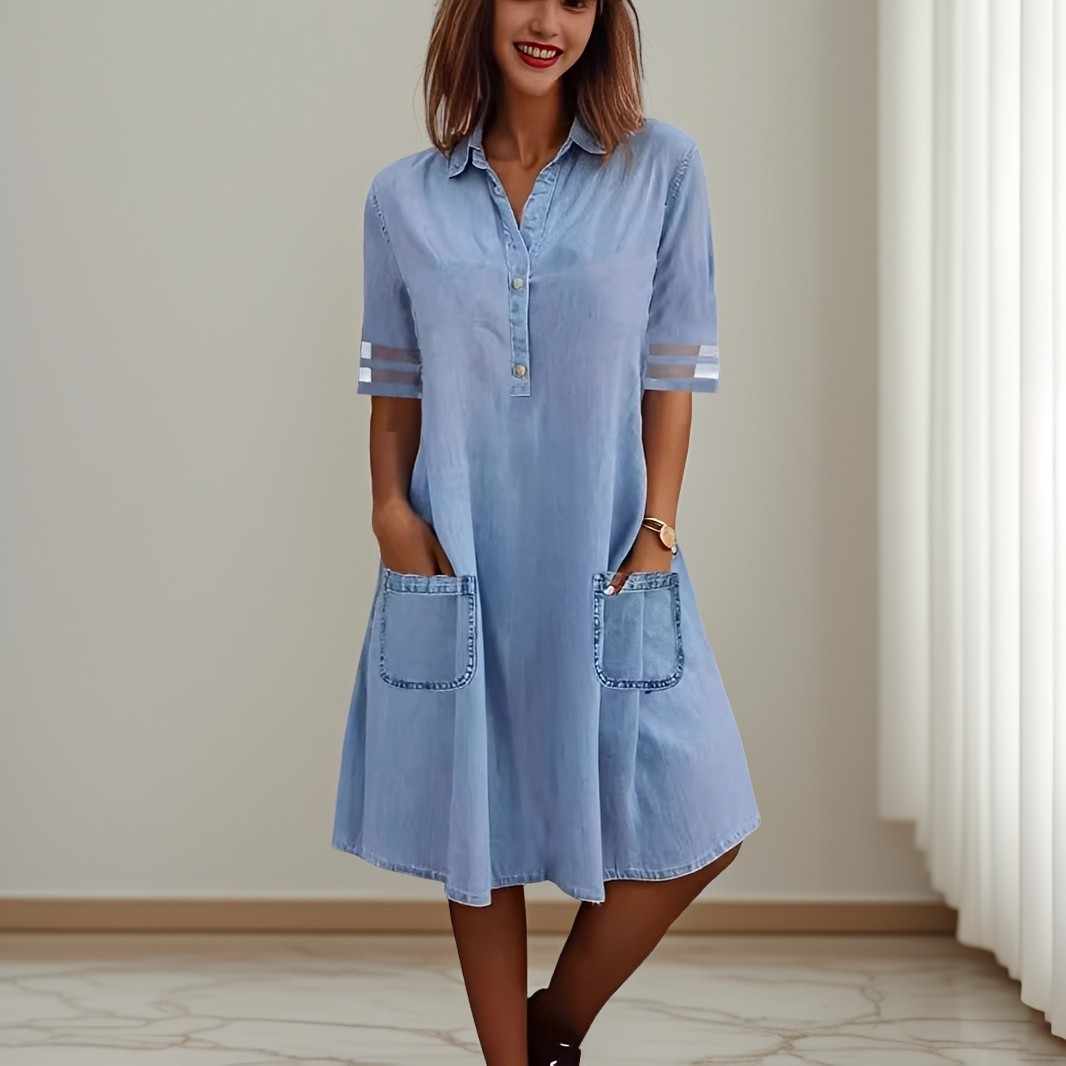Niebieska damska sukienka mini z kieszeniami, idealna na co dzień i lato w miejskim stylu casual.