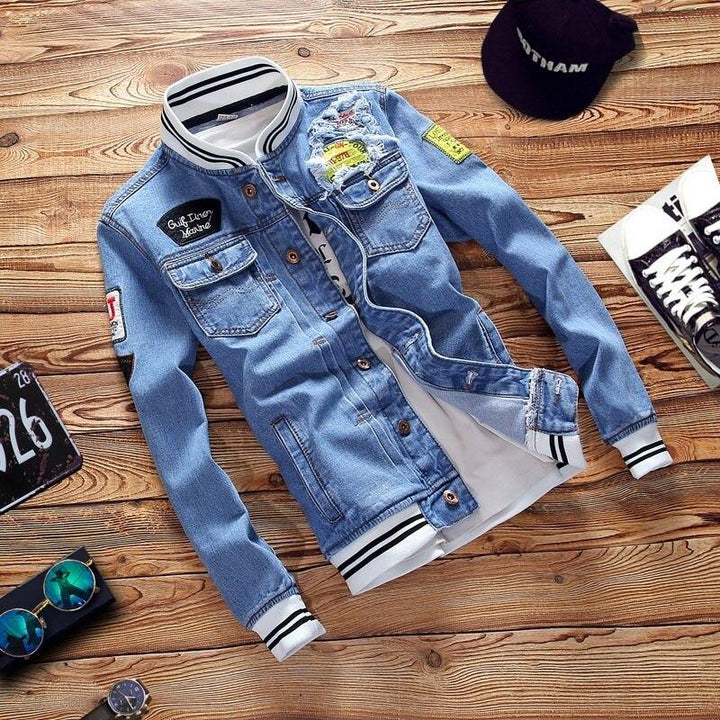 Męska kurtka jeansowa streetwear z unikalnymi naszywkami, doskonała na przejściowe pory roku.