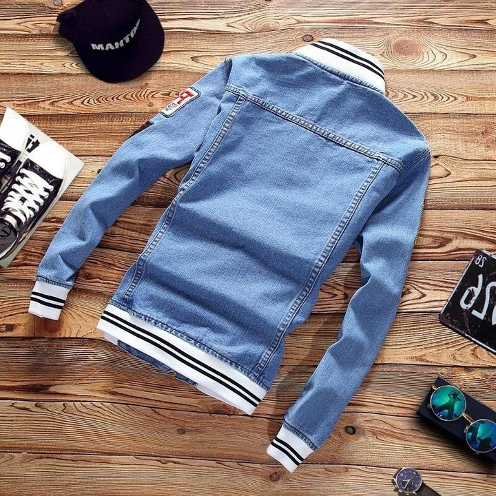 Odzież męska: klasyczna niebieska kurtka jeansowa z naszywkami, modny element stylu casual.
