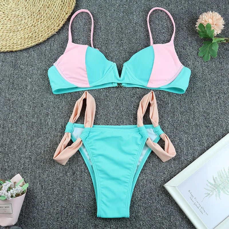 Elegancki niebieski strój kąpielowy damski z dekoltem plunge. Bikini dwuczęściowe, idealne na letni urlop.