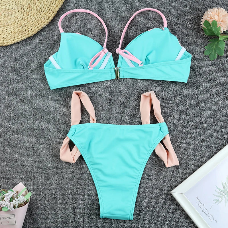 Modny niebieski dwuczęściowy strój kąpielowy bikini. Damski kostium kąpielowy z dekoltem plunge na plażę.
