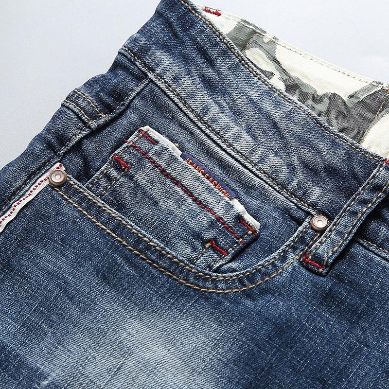 Męskie szorty jeansowe slim fit. Niebieskie, stylowe spodenki męskie do letnich stylizacji, wygodne.