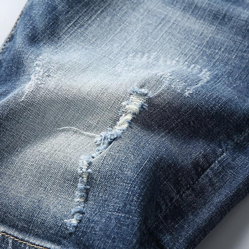 Casualowe, niebieskie męskie szorty jeansowe slim fit. Wygodne krótkie spodenki męskie, modne na lato.