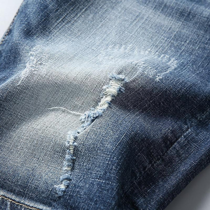 Casualowe, niebieskie męskie szorty jeansowe slim fit. Wygodne krótkie spodenki męskie, modne na lato.