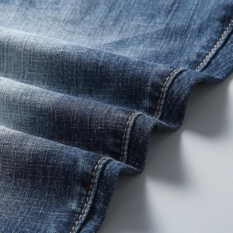 Nowoczesne męskie szorty jeansowe slim fit. Niebieskie, letnie spodenki męskie, idealne do miejskich outfitów.