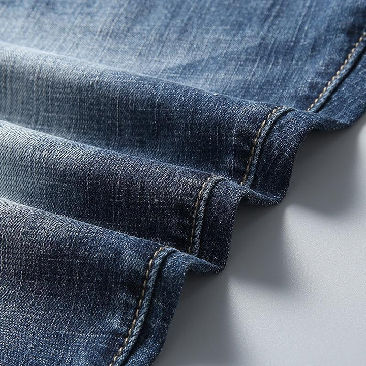 Nowoczesne męskie szorty jeansowe slim fit. Niebieskie, letnie spodenki męskie, idealne do miejskich outfitów.