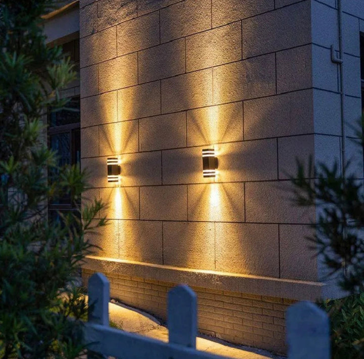 Nowoczesna aluminiowa lampa ścienna zewnętrzna z dwoma źródłami światła, idealna na taras.
