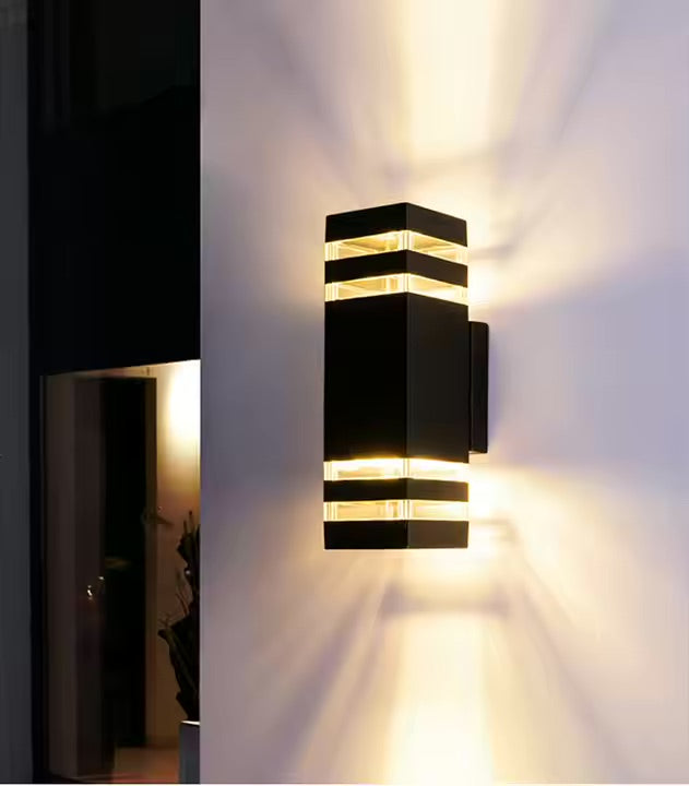 Wodoodporna lampa ścienna LED do ogrodu lub na taras. Aluminiowa obudowa, podwójne oświetlenie.