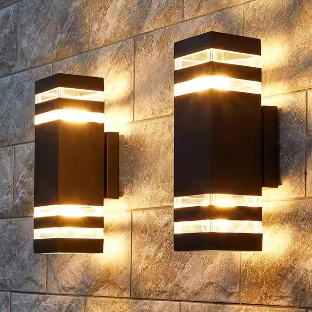 Elegancka zewnętrzna lampa ścienna z aluminium, czarna, z dwoma kierunkowymi światłami do oświetlenia fasady.