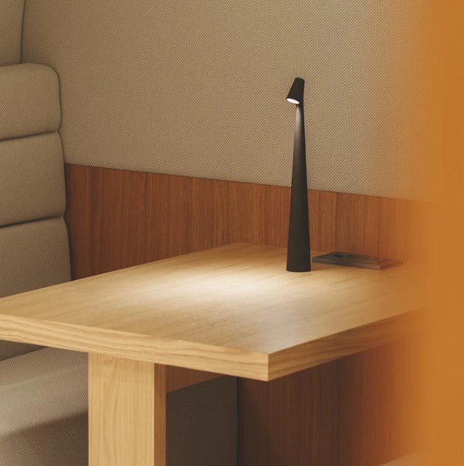 Nowoczesna bezprzewodowa lampa stołowa LED. Akumulatorowa, regulowane światło do sypialni.