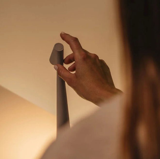 Nowoczesna bezprzewodowa lampa stołowa LED z aluminium. Designerskie oświetlenie idealne do salonu i sypialni.