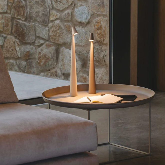 Minimalistyczna bezprzewodowa lampa stołowa LED. Elegancka aluminiowa lampa, nowoczesna dekoracja do wnętrz.