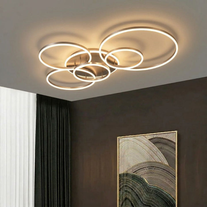 Czarna okrągła lampa sufitowa LED podczas montażu. Natynkowe oświetlenie do samodzielnego instalowania.