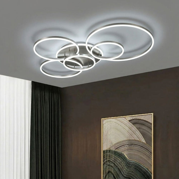 Elegancka czarna okrągła lampa sufitowa LED w holu. Nowoczesne i funkcjonalne oświetlenie.