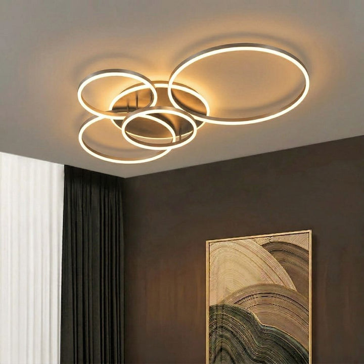 Dwie czarne okrągłe lampy sufitowe LED w nowoczesnym wnętrzu. Efektowne oświetlenie pomieszczeń.