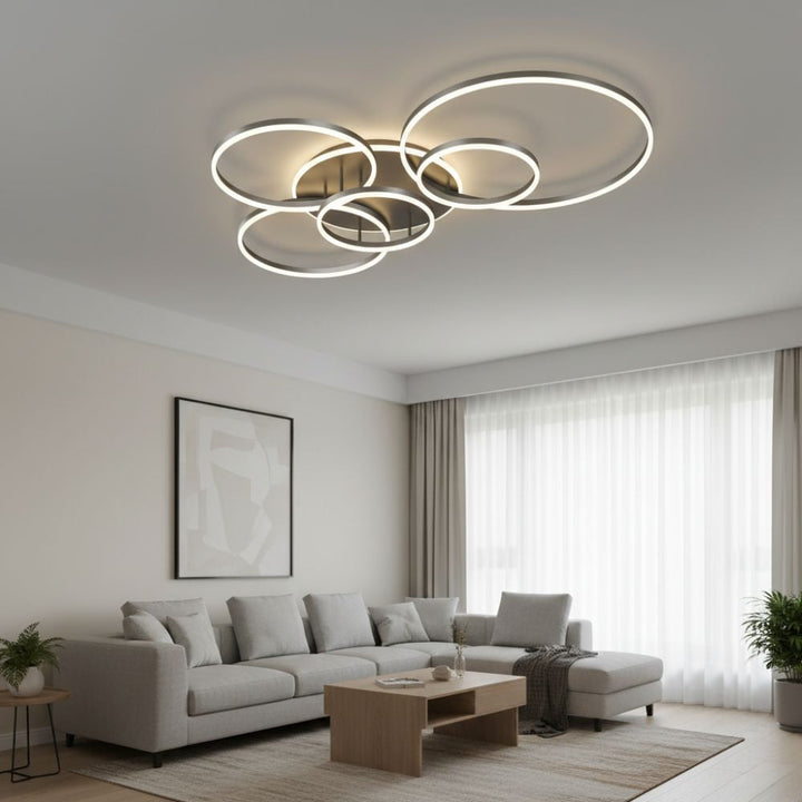 Szczegół czarnej, natynkowej lampy sufitowej LED. Okrągły design, idealne oświetlenie do sypialni.