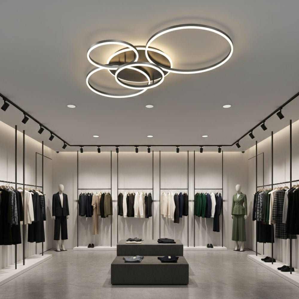 Elegancka czarna okrągła lampa sufitowa LED w minimalistycznym wnętrzu. Nowoczesne oświetlenie.