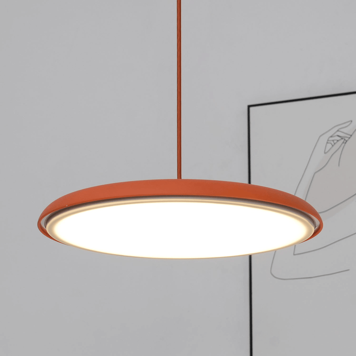 Nowoczesna designerska lampa sufitowa LED, idealna do współczesnych wnętrz.