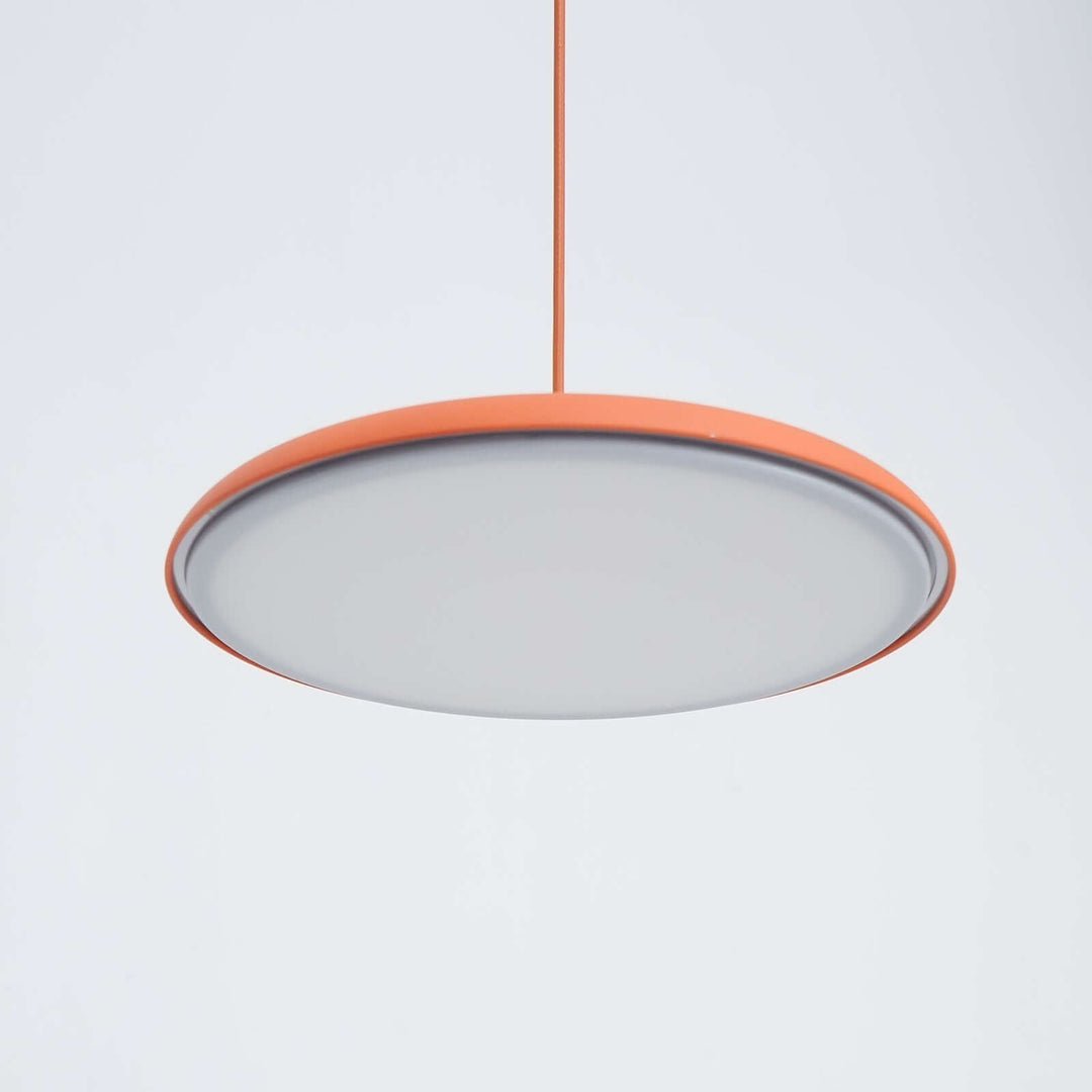Minimalistyczna lampa LED sufitowa, eleganckie oświetlenie nad stół w jadalni.
