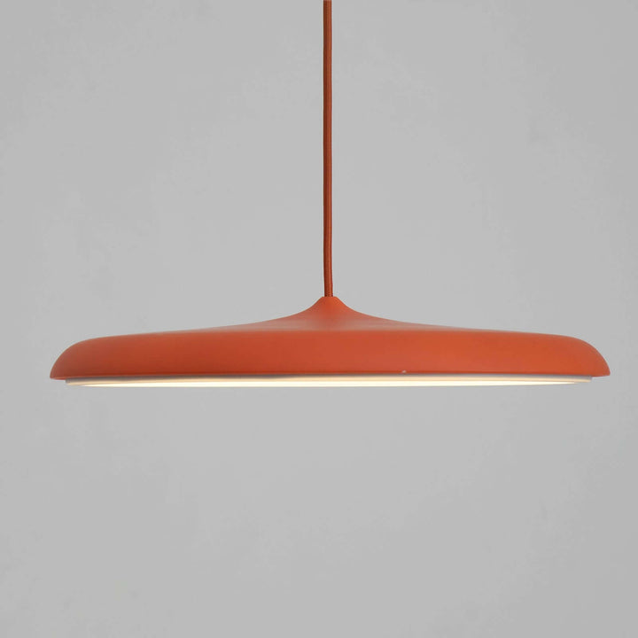 Designerska lampa sufitowa, nowoczesne oświetlenie LED dla salonu z wysokim sufitem.