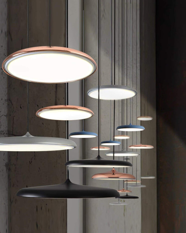 Lampa LED sufitowa w futurystycznym designie, nowoczesne i energooszczędne oświetlenie.