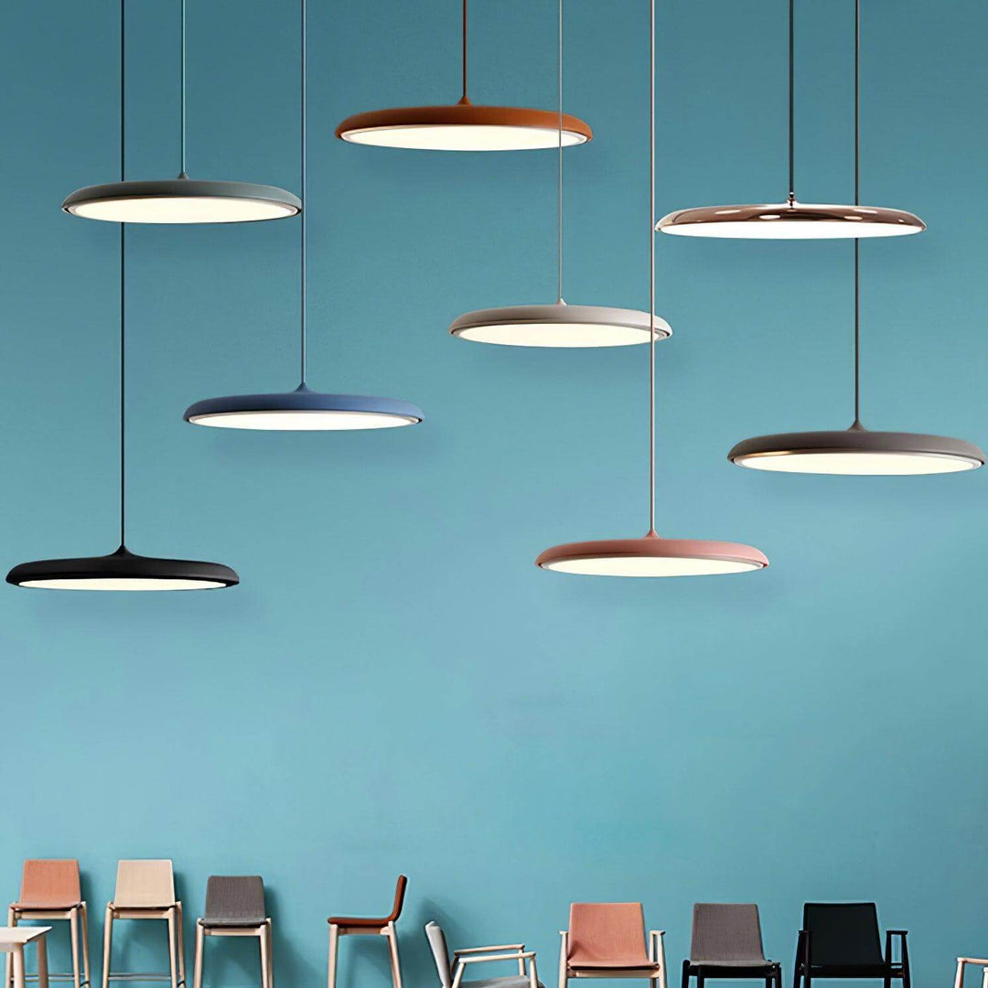 Dekoracyjna lampa sufitowa LED, designerska ozdoba do nowoczesnych i eleganckich wnętrz.