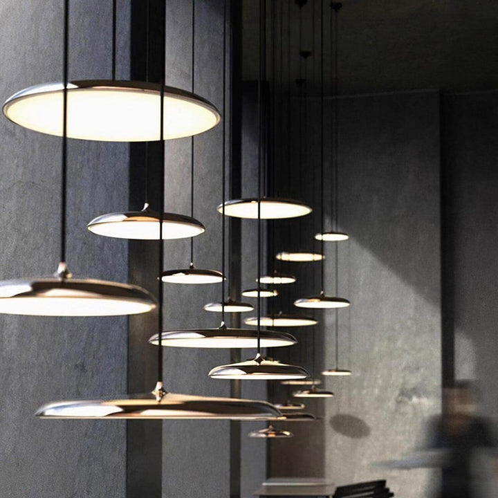 Nowoczesna lampa sufitowa LED, designerski dodatek do każdego domowego wnętrza.