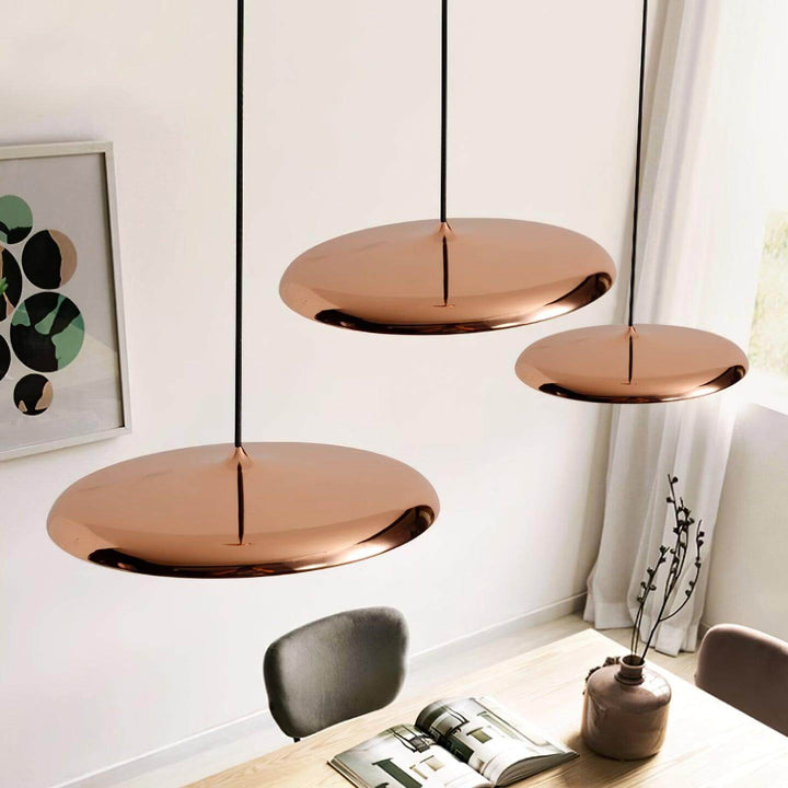 Stylowa lampa sufitowa z oświetleniem LED, idealna do minimalistycznych aranżacji.