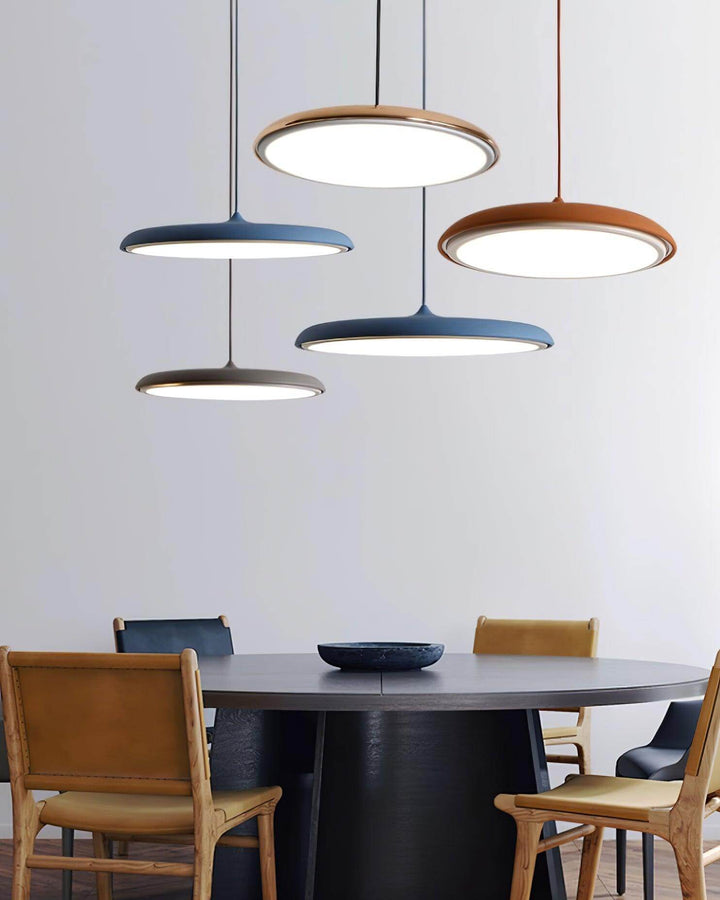 Kolorowa lampa sufitowa LED, ożywi nowoczesne wnętrza i nada charakteru.