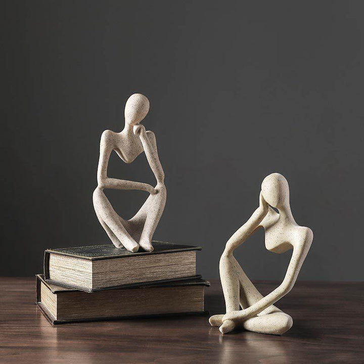 Designerska figurka "The Thinker" z żywicy, stylowa rzeźba do salonu. Nowoczesna dekoracja wnętrz.