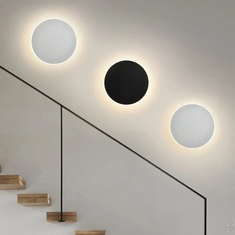 Nowoczesna kulista lampa LED ścienna z efektem połysku, designerskie oświetlenie do salonu.