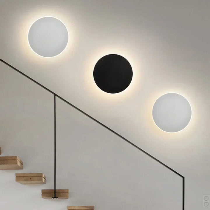 Nowoczesna kulista lampa LED ścienna z efektem połysku, designerskie oświetlenie do salonu.