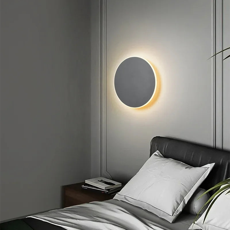Oświetlenie LED: lampa kulista na ścianę, z efektem połysku, designerska do salonu i sypialni.