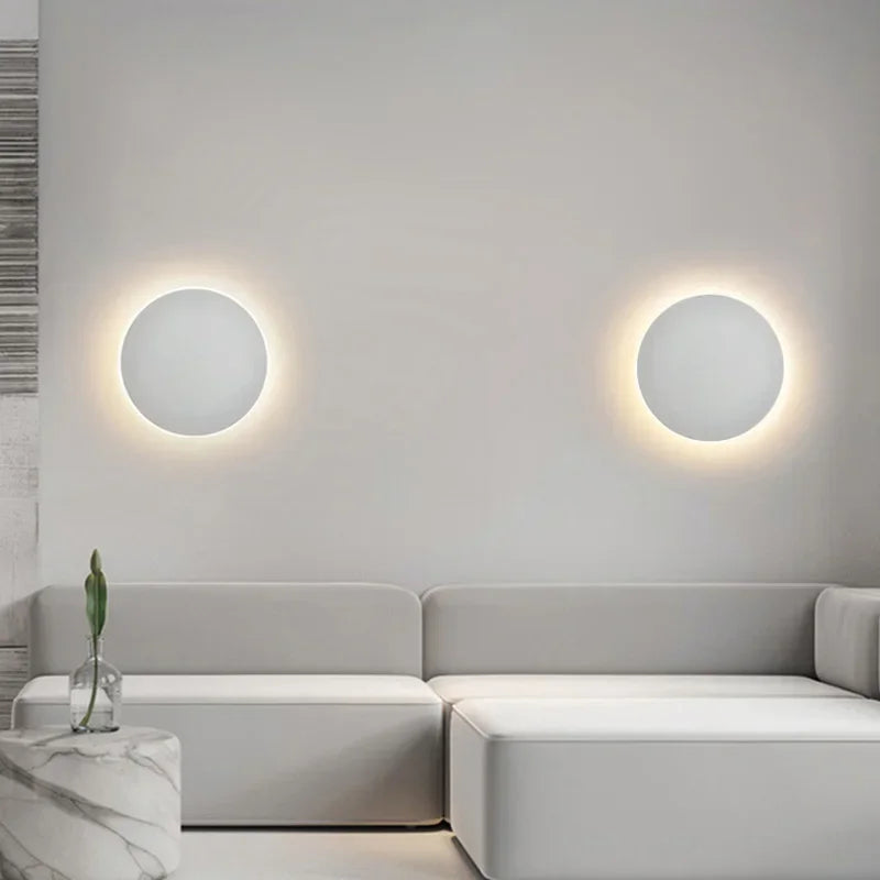 Lampa LED na ścianę, kulista, z połyskiem, idealna jako dekoracja ścienna do minimalistycznych wnętrz.