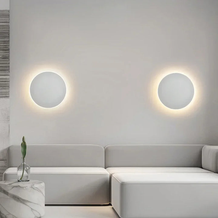 Lampa LED na ścianę, kulista, z połyskiem, idealna jako dekoracja ścienna do minimalistycznych wnętrz.