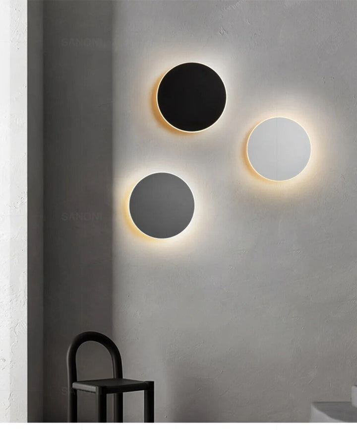 Nowoczesna kulista lampa LED na ścianę, z efektem połysku, stylowe oświetlenie do salonu.