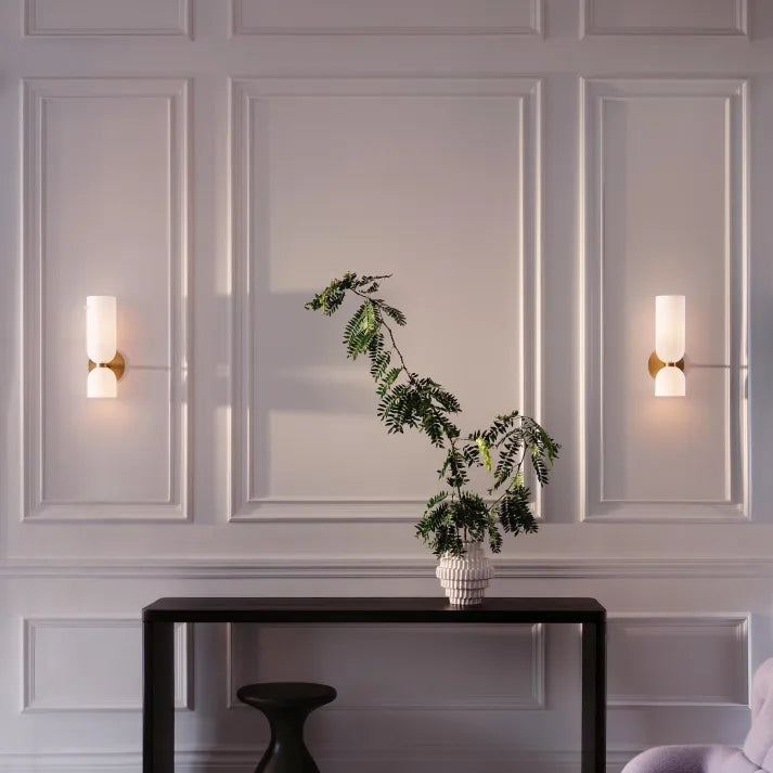 Energooszczędna lampa ścienna LED, minimalistyczna, do oświetlenia wnętrz. Nowoczesne i dekoracyjne rozwiązanie.
