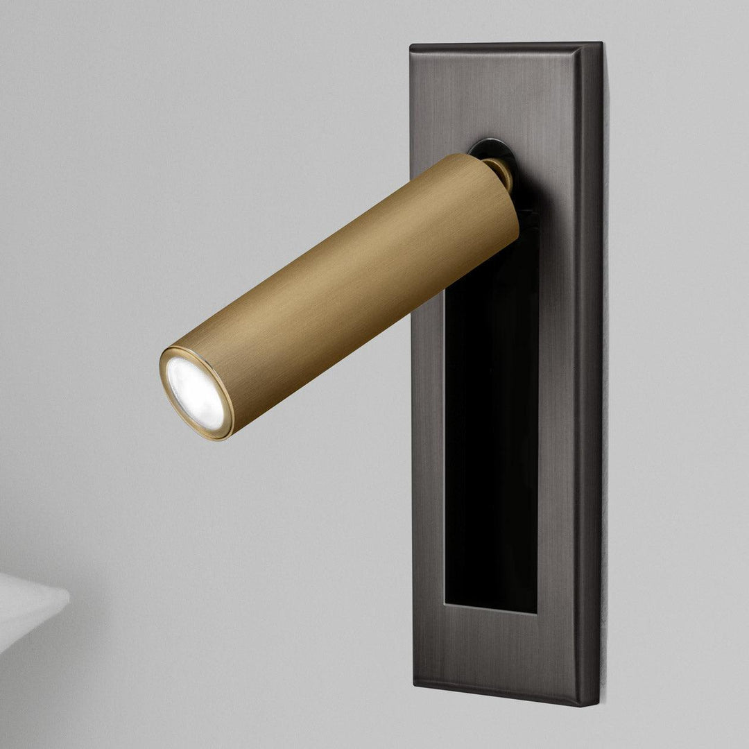 Regulowana lampa ścienna LED do sypialni, nowoczesny design, efektywne światło.
