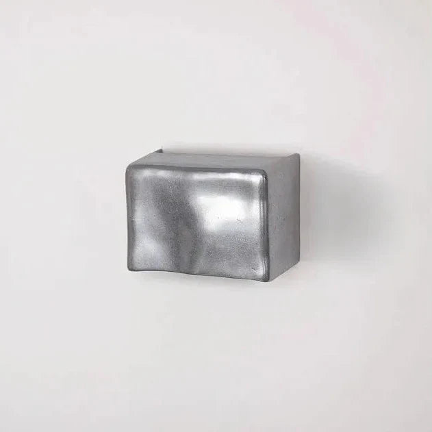 Designerska lampa LED ścienna, kostka. Idealna do nowoczesnego domu, oferuje światło góra/dół.