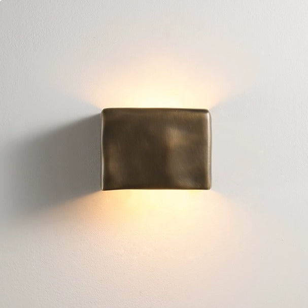 Nowoczesna lampa ścienna LED kostka, design góra/dół. Idealna do dekoracji i oświetlenia domu.