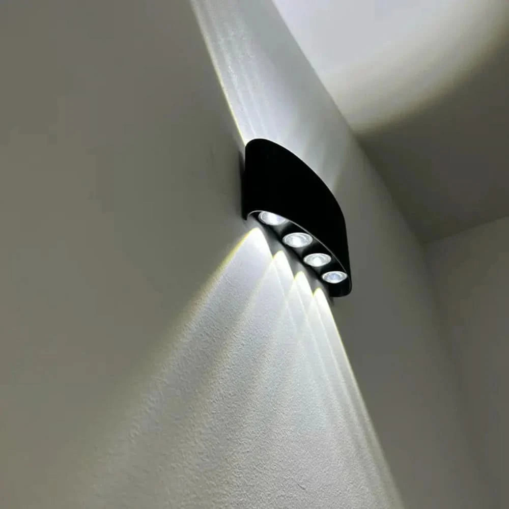 Trwała lampa ścienna LED IP65 do ogrodu i elewacji, odporna na warunki pogodowe, czarna lub biała.