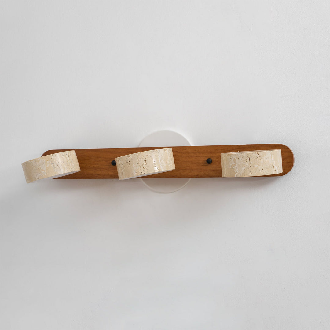 Drewniana lampa ścienna LED, minimalistyczny design.