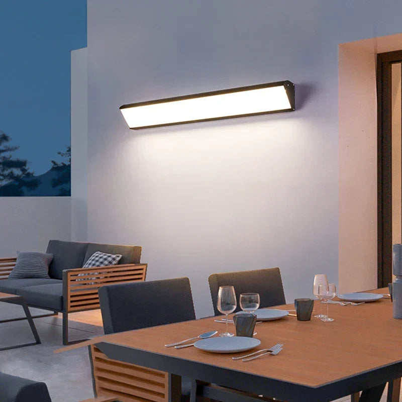 Elegancka lampa zewnętrzna LED, nowoczesny design, wodoodporna, do montażu na ścianie tarasu.
