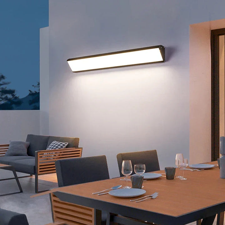 Elegancka lampa zewnętrzna LED, nowoczesny design, wodoodporna, do montażu na ścianie tarasu.