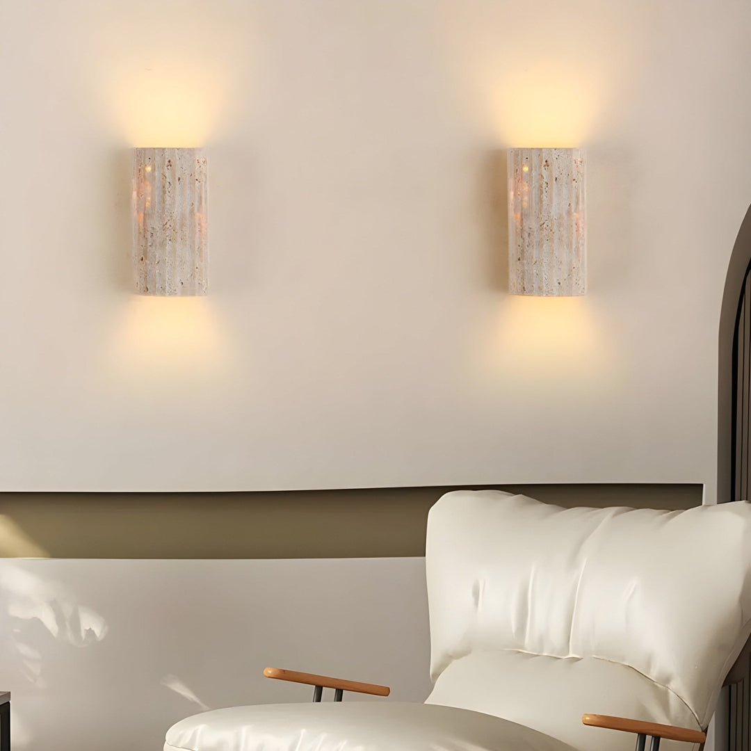 Nowoczesna lampa ścienna LED z ciepłym światłem, idealna do wnętrz. Kinkiet z designerskim oświetleniem.
